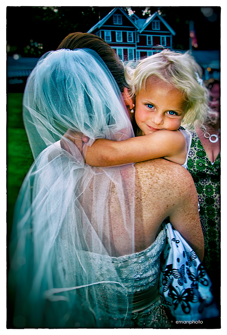 DSCF0537_Hugging_the_Bride_Nik_1080